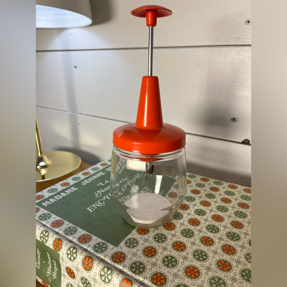 ANDROCK Vintage Glass Food Chopper – Orange-Red Lid